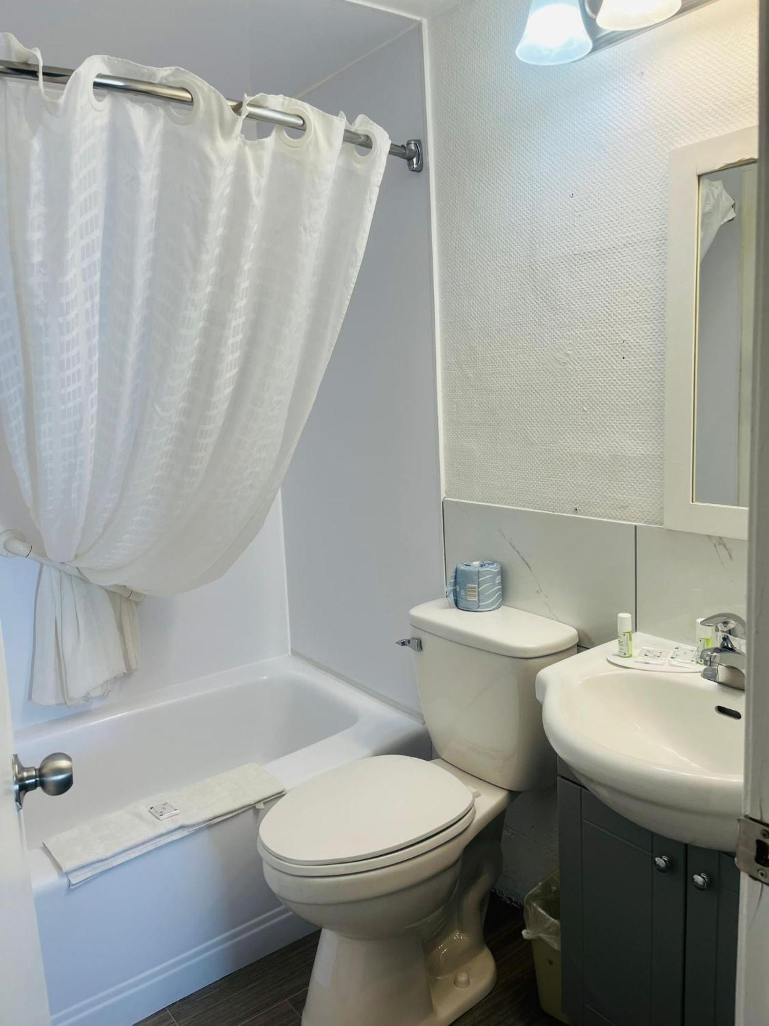 Travelodge By Wyndham Moose Jaw Bagian luar foto